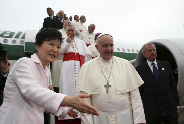 Στη Νότιο Κορέα ο Πάπας, με πυραύλους η «υποδοχή» από την Πιονγιάνγκ
